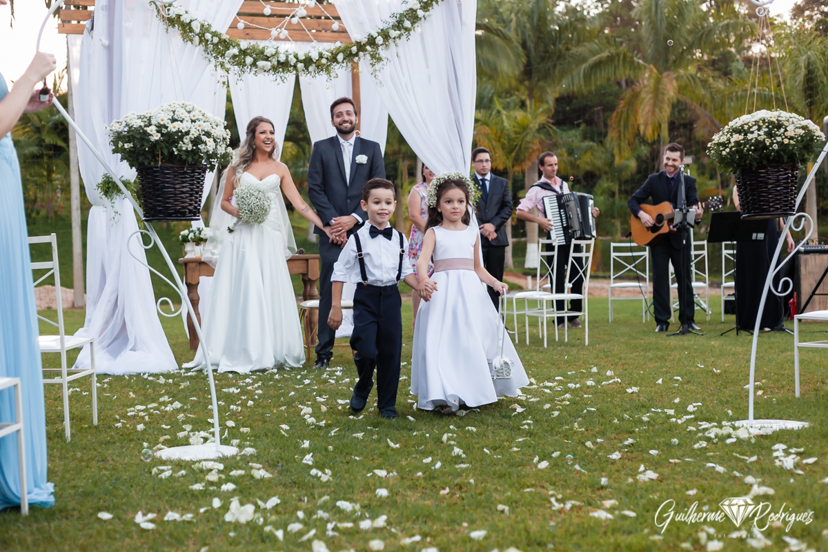 Saída dos noivos. Daminha e Pajem na frente. Sítio em Brusque. Fotos Guilherme Rodrigues.