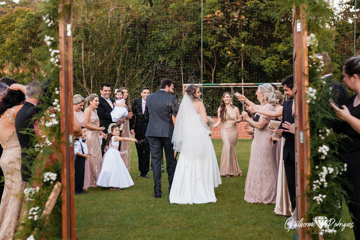 Saída dos noivos, Melhor fotógrafo de casamento em Brusque.