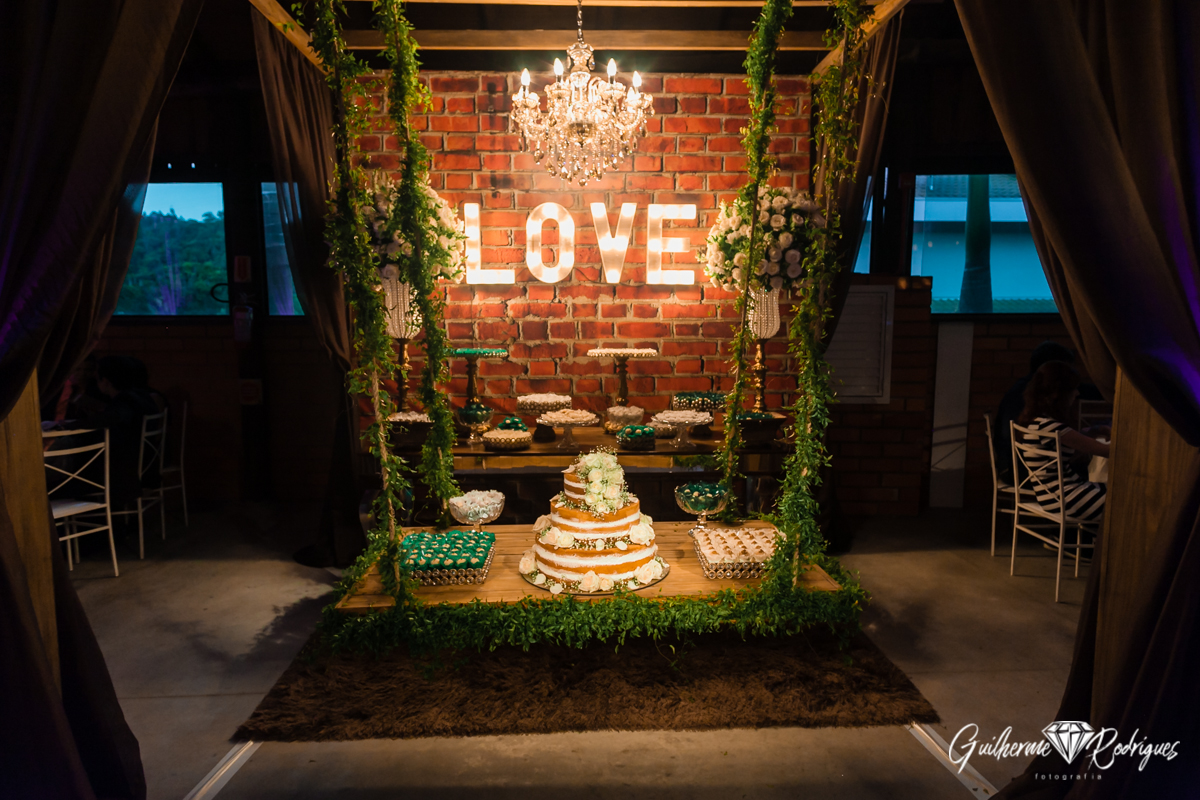 Bolo suspenso, plaquinha LOVE de casamento. Melhor fotógrafo de Brusque