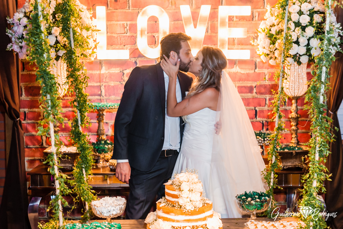 Beijo dos noivos na festa de casamento. Fotógrafo de casamento em Brusque Guilherme Rodrigues.
