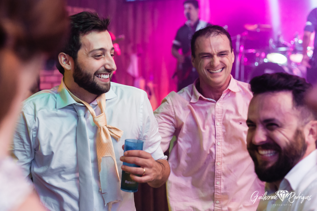 Fotos do noivo Leonardo na festa de casamento.
