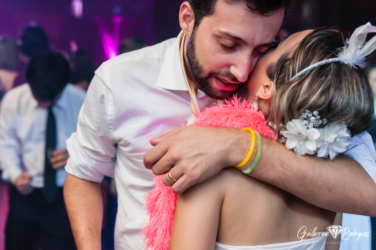 Os recém casados se abraçam na festa de casamento, muito amor envolvido nesse casal! Fotógrafo de casamento em Brusque Guilherme Rodrigues.