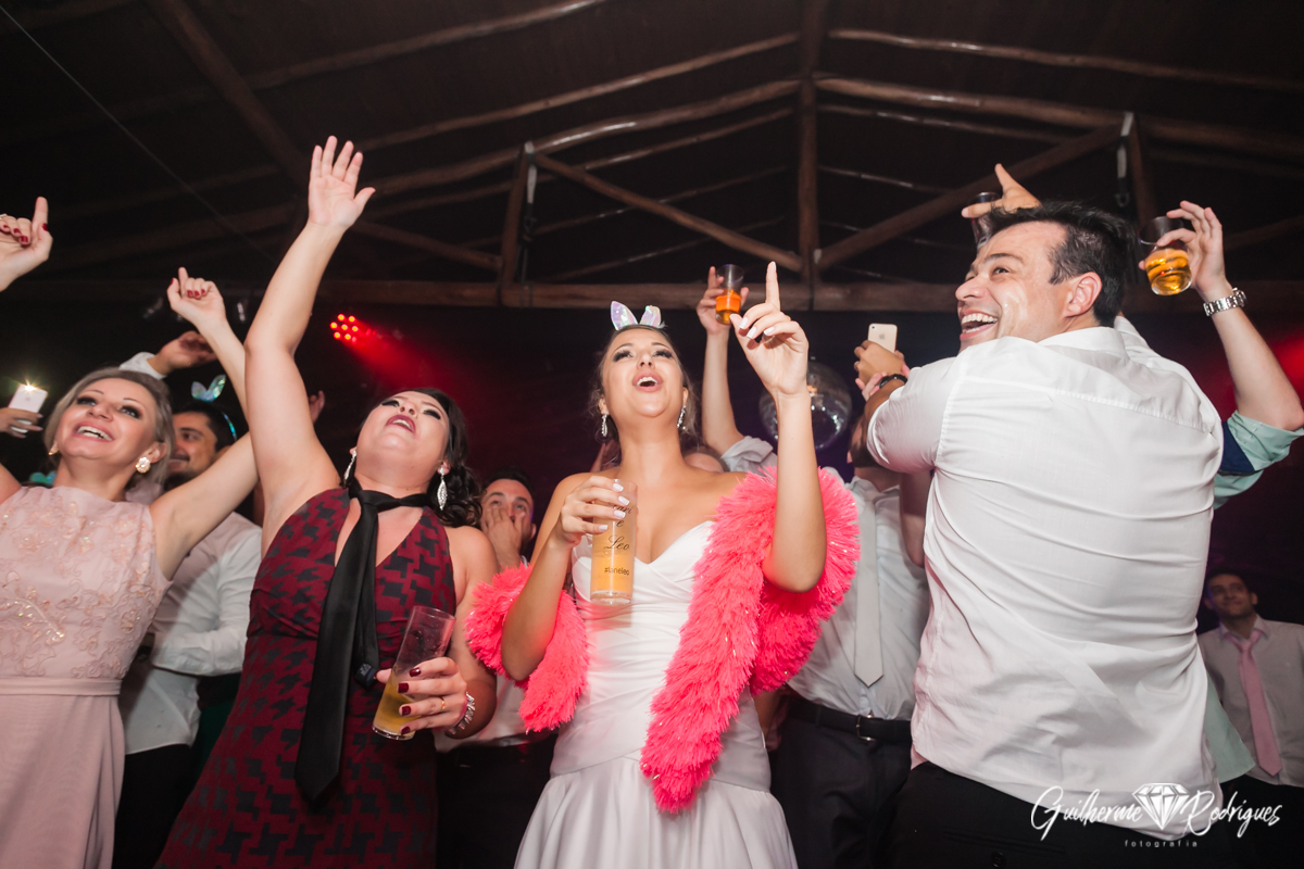 Noiva se diverte muito na sua festa de casamento. Fotos descontraídas dos noivos.