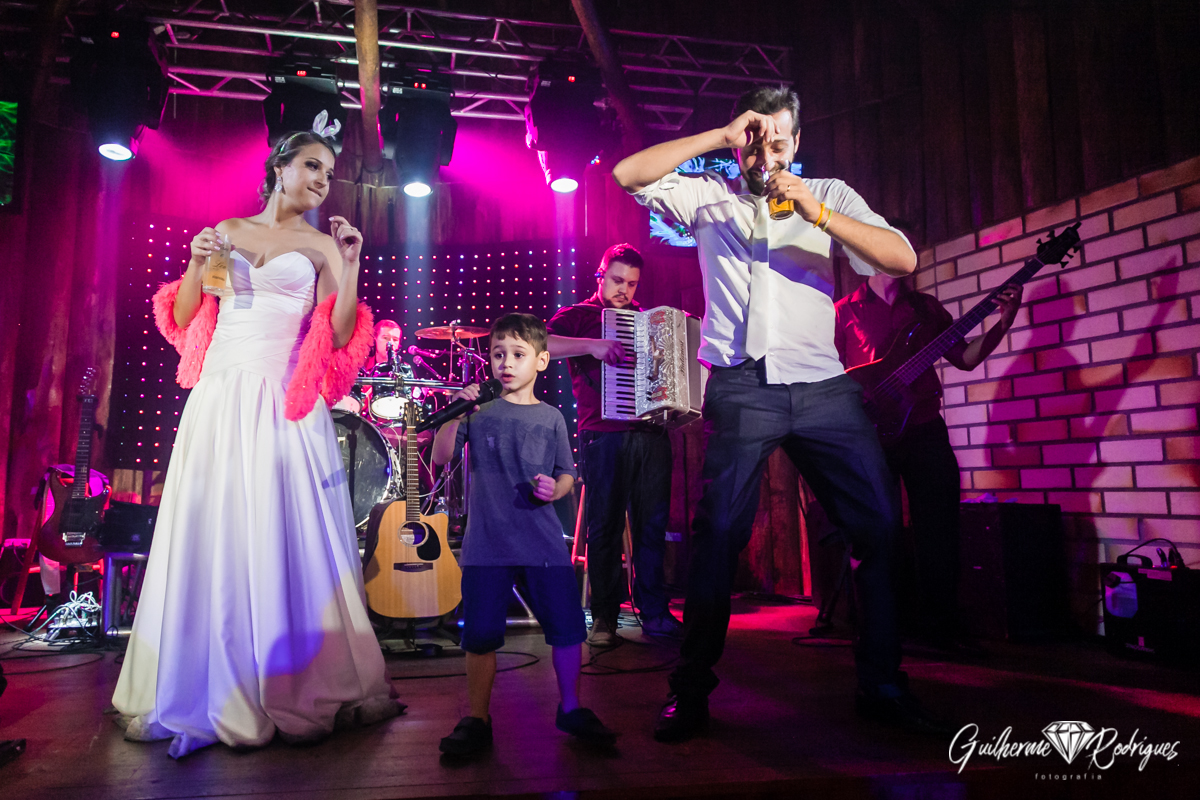 Noivos na festa de casamento em Brusque. 