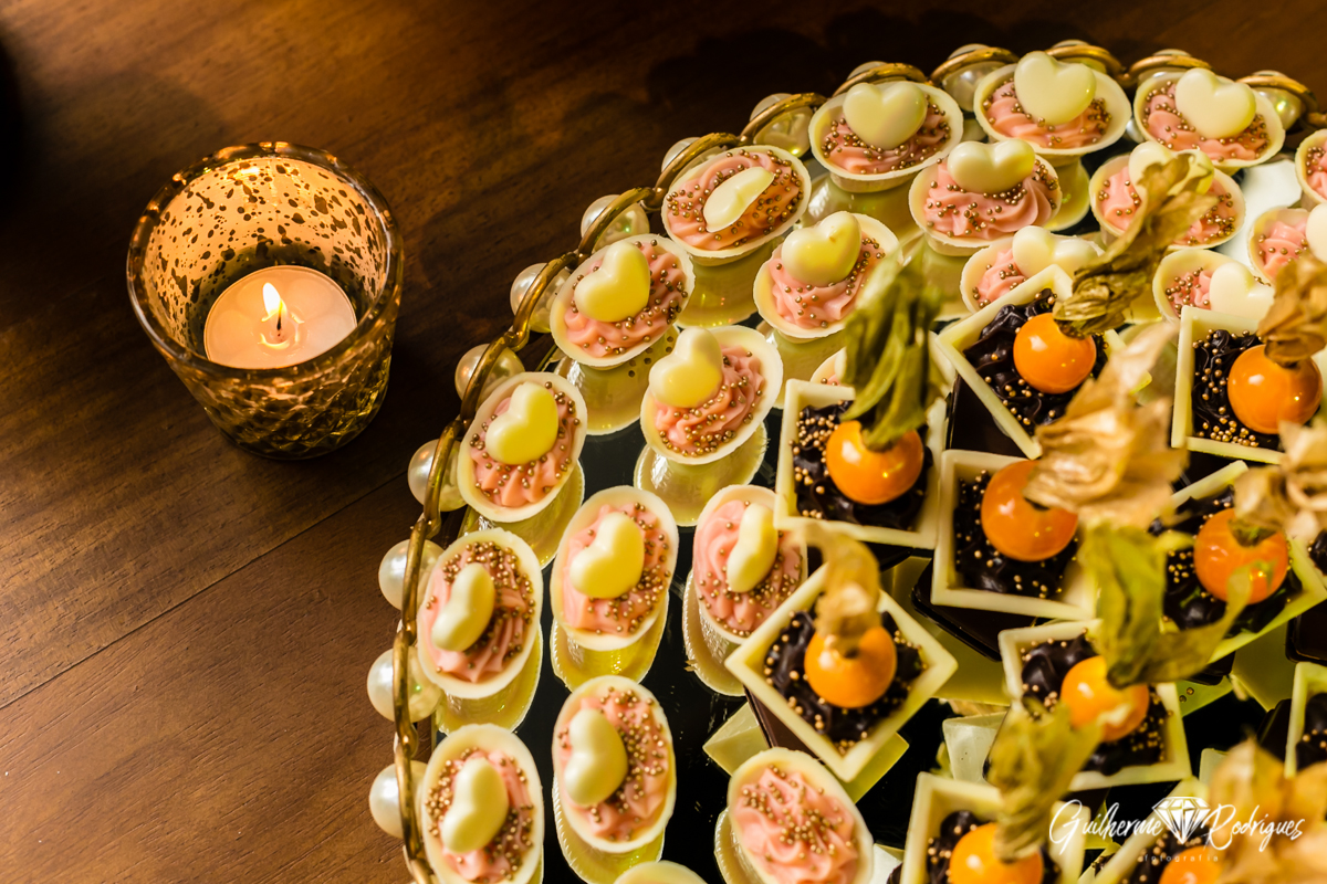Vela na mesa de doces para criar uma decoração linda de casamento.