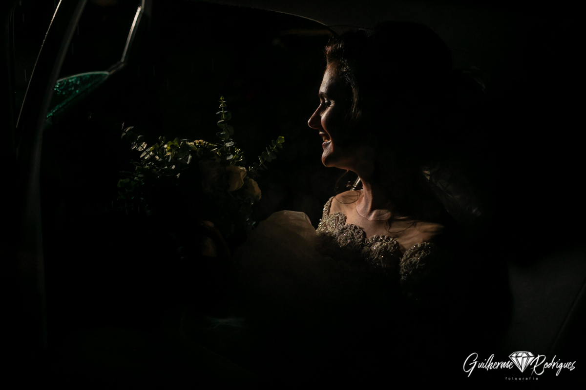 Foto da noiva no carro antes do casamento, clique Guilherme Rodrigues.