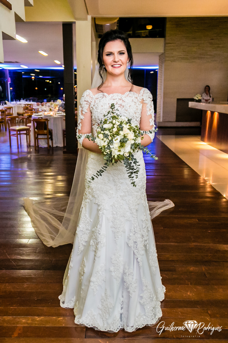 Entrada da noiva, vestido de casamento, buquê de casamento, fotografo de joinville Guilherme Rodrigues