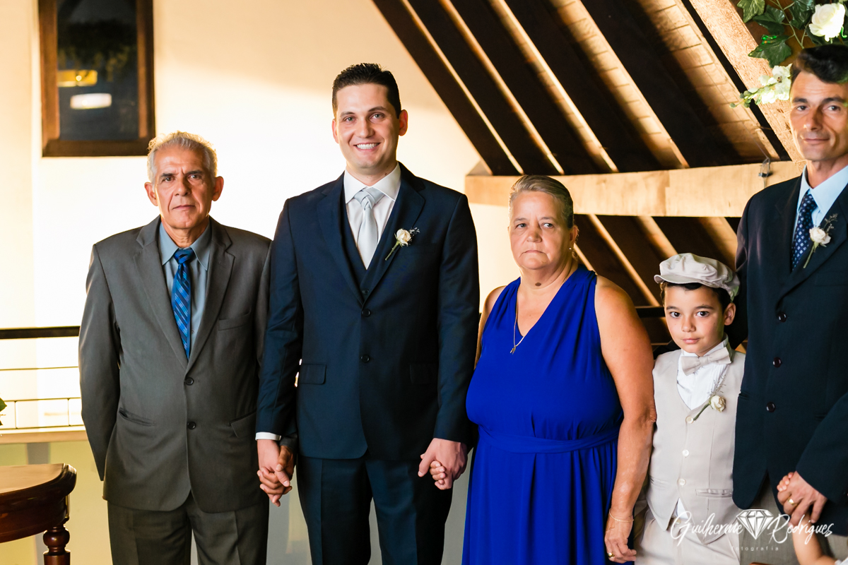 Noivo no altar com os seus pais, cerimônia na Casa Suíça. Fotógrafo de casamento de Joinville Guilherme Rodrigues.