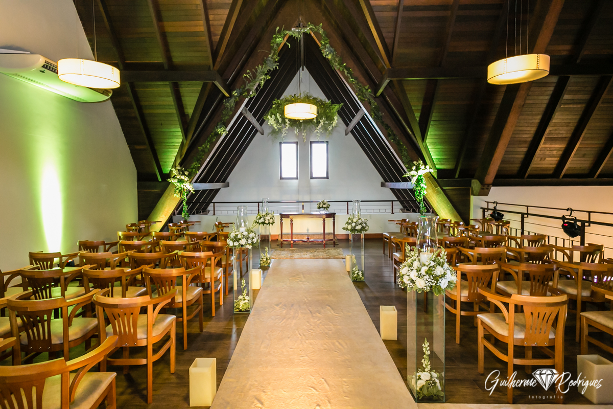 Decoração simples para casamento. Local da cerimônia decorado.