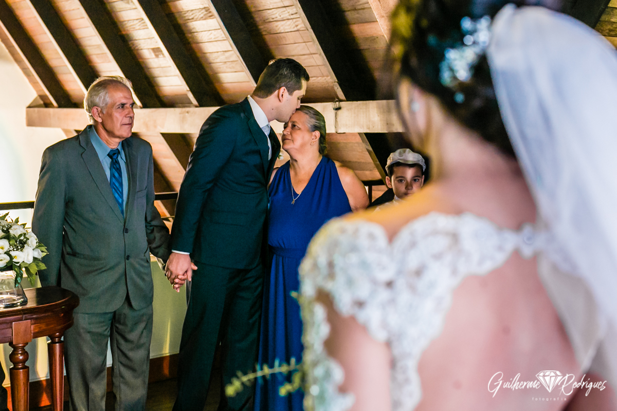 Noivo beijando a mãe no altar. Fotografo de Joinville