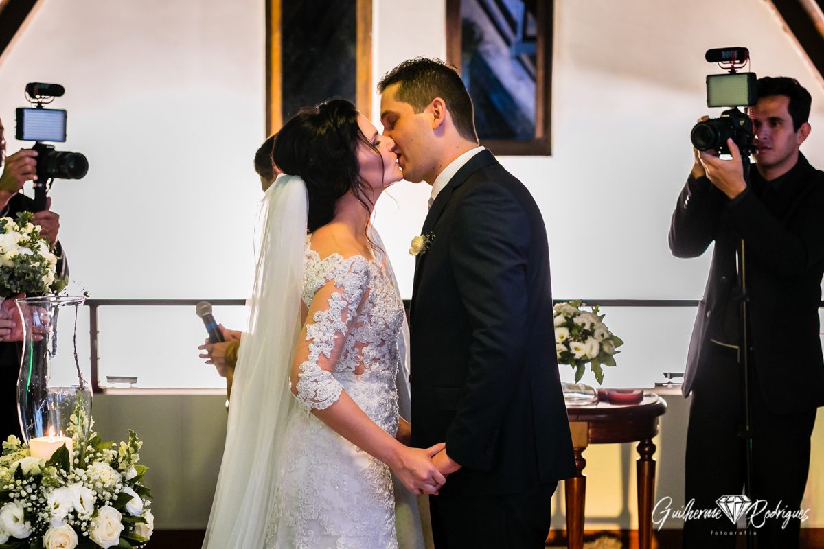 Beijo dos noivos no altar. Cerimônia de casamento na Casa Suíça, fotógrafo de casamento em Joinville Guilherme Rodrigues.