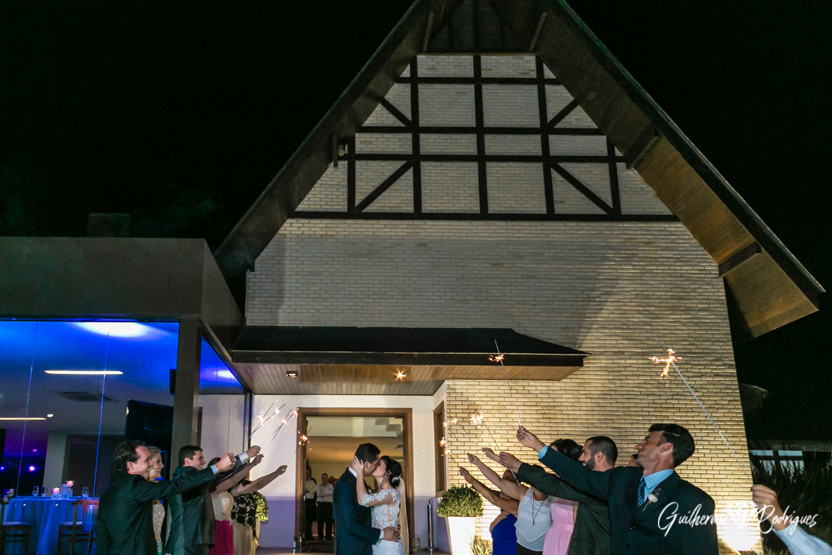 Saída dos noivos na Casa Suíça em Joinville. Registro feito pelo fotógrafo Guilherme Rodrigues.
