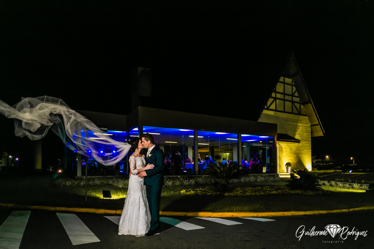 Foto dos noivos, noivos na Casa Suíça em Joinville - SC. Lindas fotos de casamento, fotógrafo Guilherme Rodrigues.