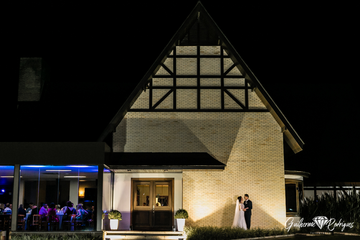 Lindas fotos de casamento, fotos diferentes de casamento, fotos espontâneas dos noivos. Melhor fotógrafo de casamento em Joinville - SC Guilherme Rodrigues.