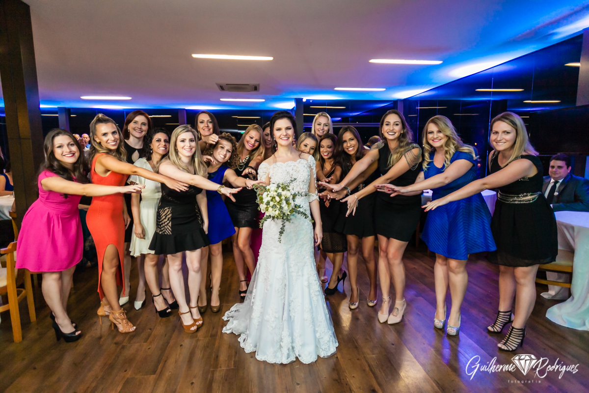 Solteiras e amigas da noiva segurando o buquê. Fotógrafo de casamento na Casa Suílça Guilherme Rodrigues.