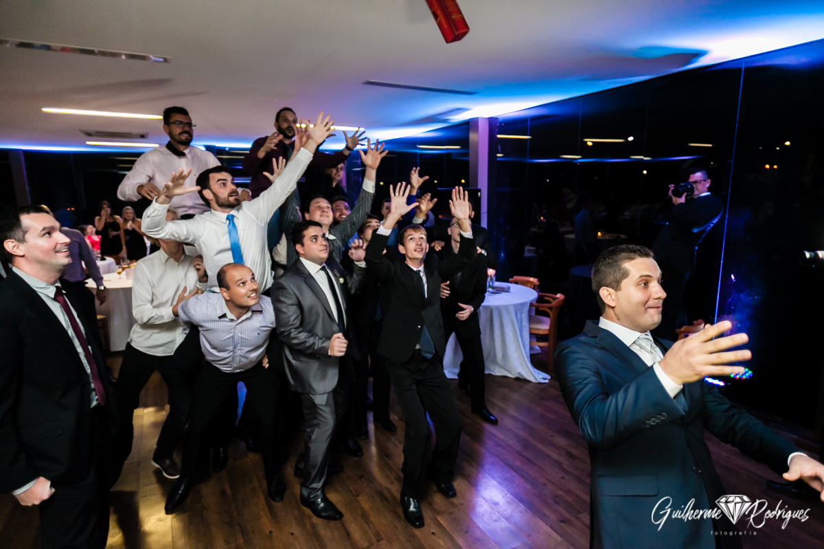 Noivo joga o Wisky para os amigos na festa de casamento. Fotógrafo de casamento Guilherme Rodrigues em Joinville.