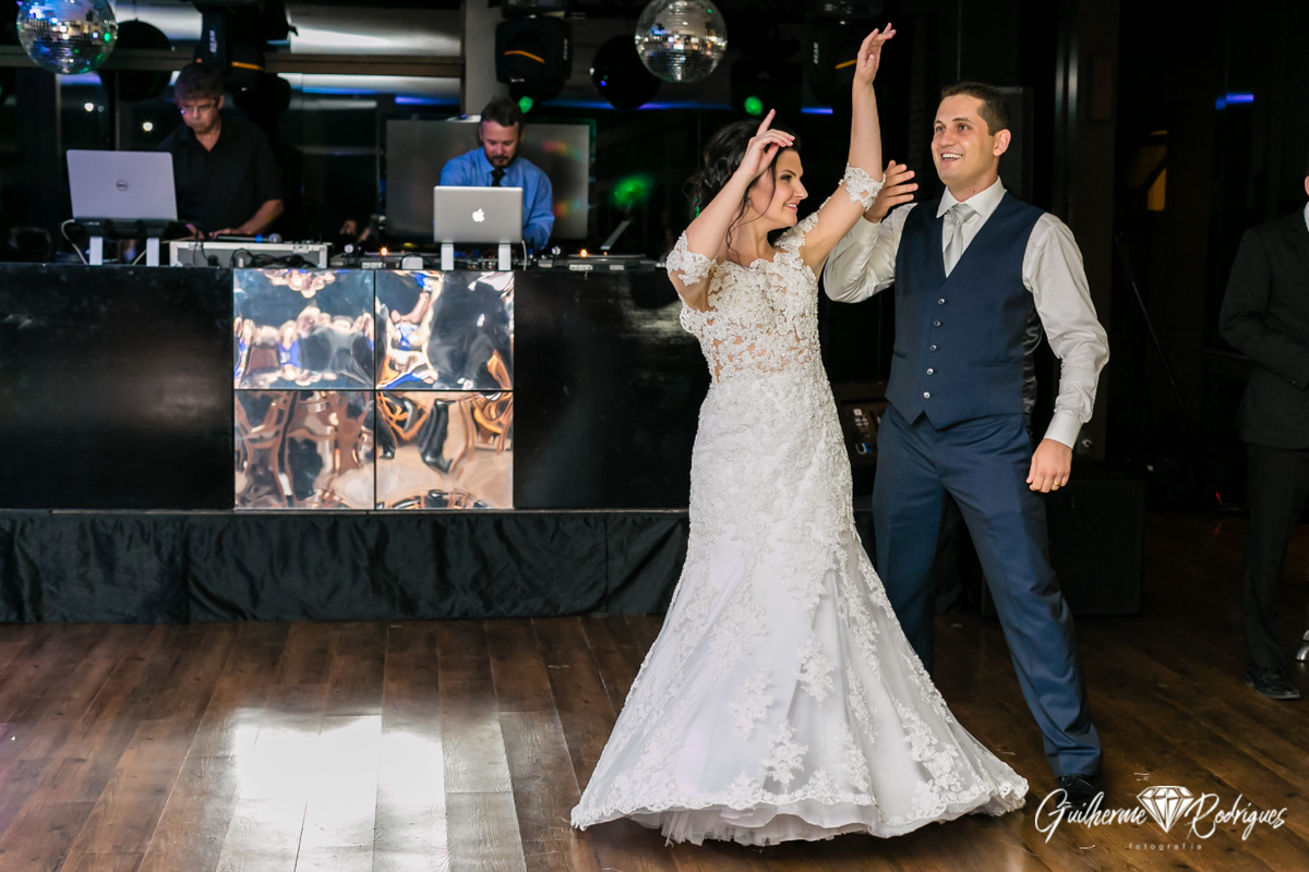 Dança dos noivos diferente. 