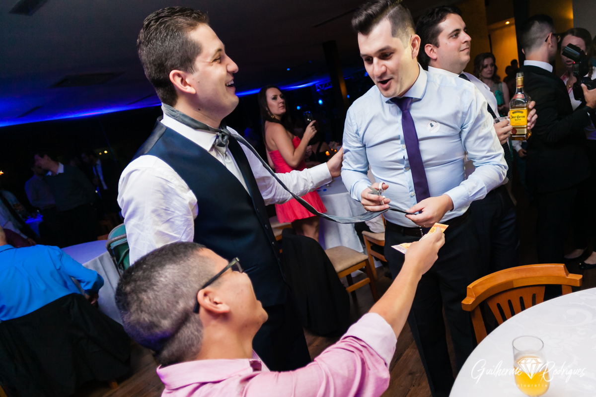 Corte da gravata do noivo, fotos Guilherme Rodrigues.