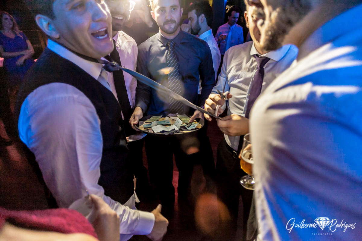 Corte da Gravata do noivo, casamento em Joinville - SC. Fotógrafo de casamento Guilherme Rodrigues