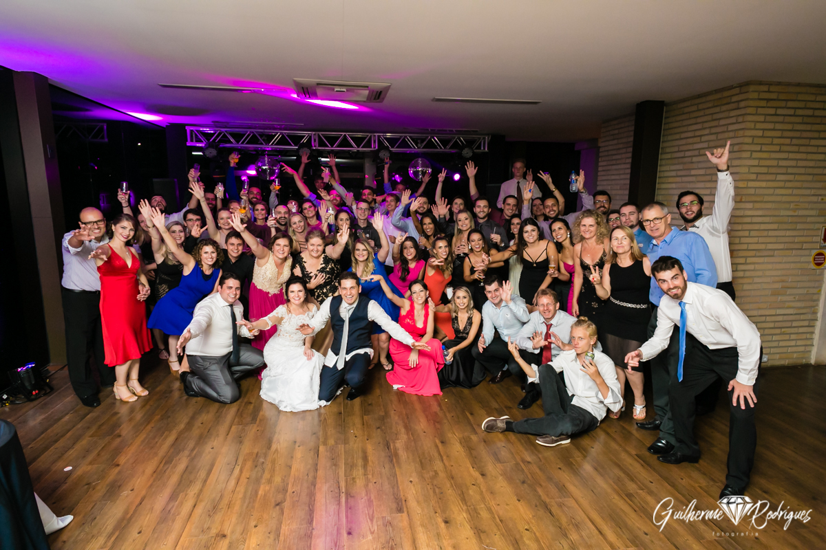 Linda festa de casamento merece uma selfie.