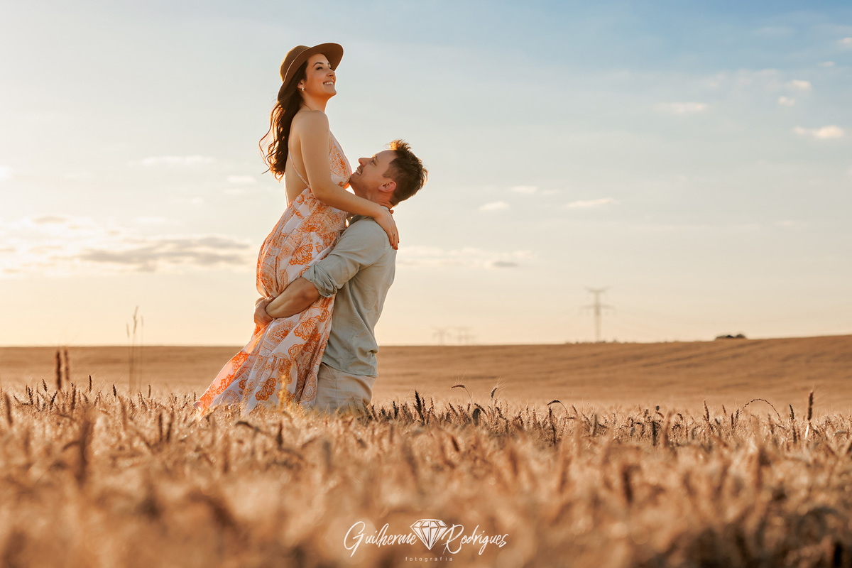 Pré Wedding plantação de trigo, Fotos ensaio casal campo de trigo, fotos casal campo de trigo, Pré Wedding no trigo, Ensaio casal campo de trigo, Fotógrafo Ponta Grossa Paraná, Fotógrafo de casamento, fotografia de casamento,