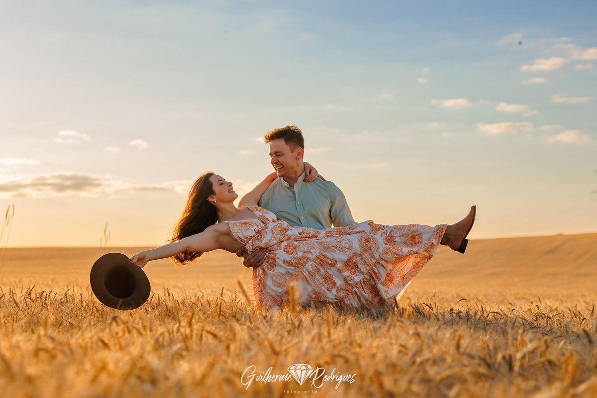 Pré Wedding plantação de trigo, Fotos ensaio casal campo de trigo, fotos casal campo de trigo, Pré Wedding no trigo, Ensaio casal campo de trigo, Fotógrafo Ponta Grossa Paraná, Fotógrafo de casamento, fotografia de casamento,
