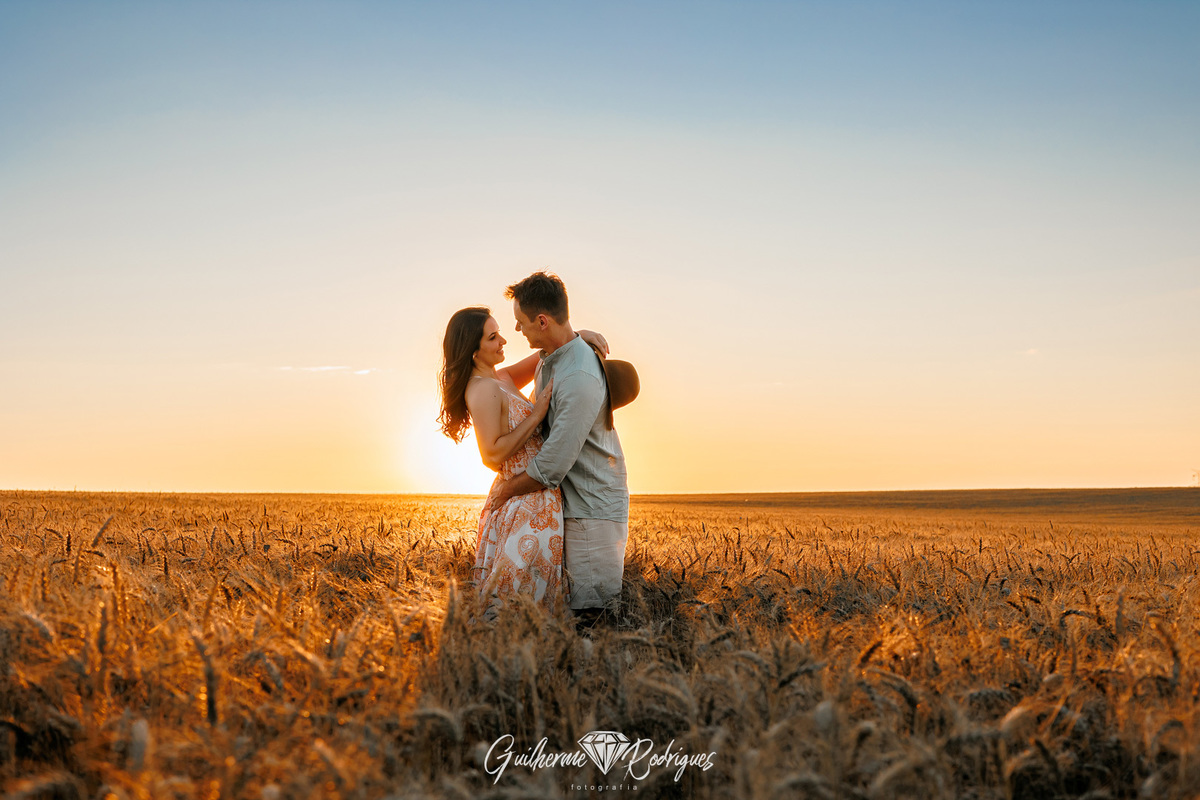 Pré Wedding plantação de trigo, Fotos ensaio casal campo de trigo, fotos casal campo de trigo, Pré Wedding no trigo, Ensaio casal campo de trigo, Fotógrafo Ponta Grossa Paraná, Fotógrafo de casamento, fotografia de casamento,