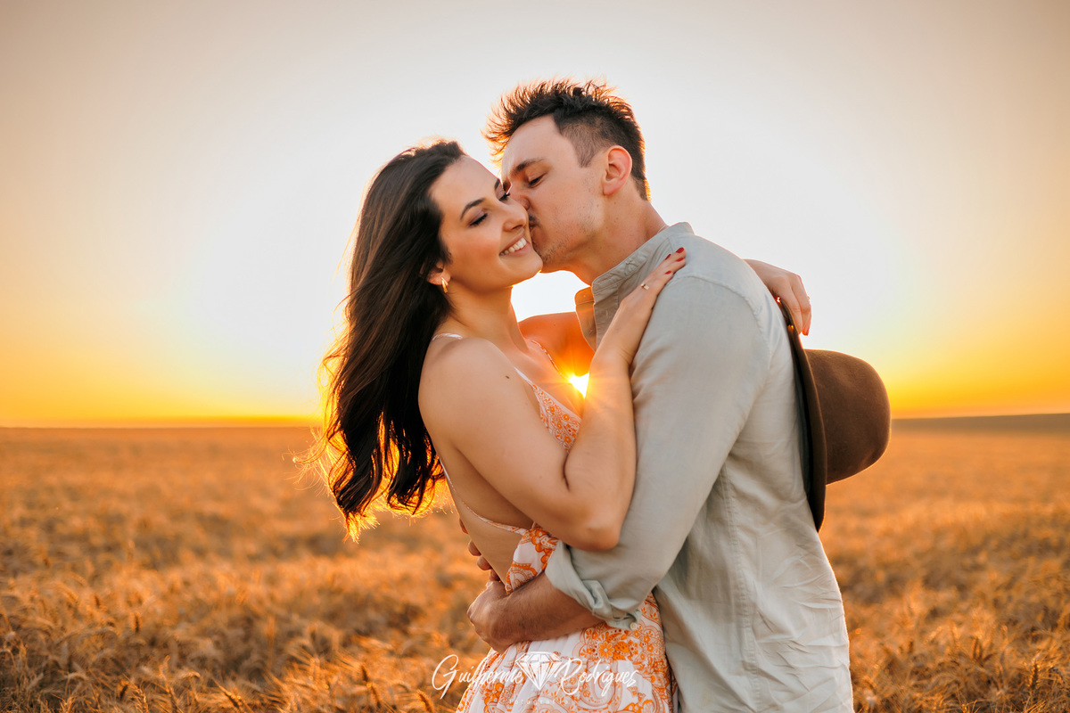 Pré Wedding plantação de trigo, Fotos ensaio casal campo de trigo, fotos casal campo de trigo, Pré Wedding no trigo, Ensaio casal campo de trigo, Fotógrafo Ponta Grossa Paraná, Fotógrafo de casamento, fotografia de casamento,
