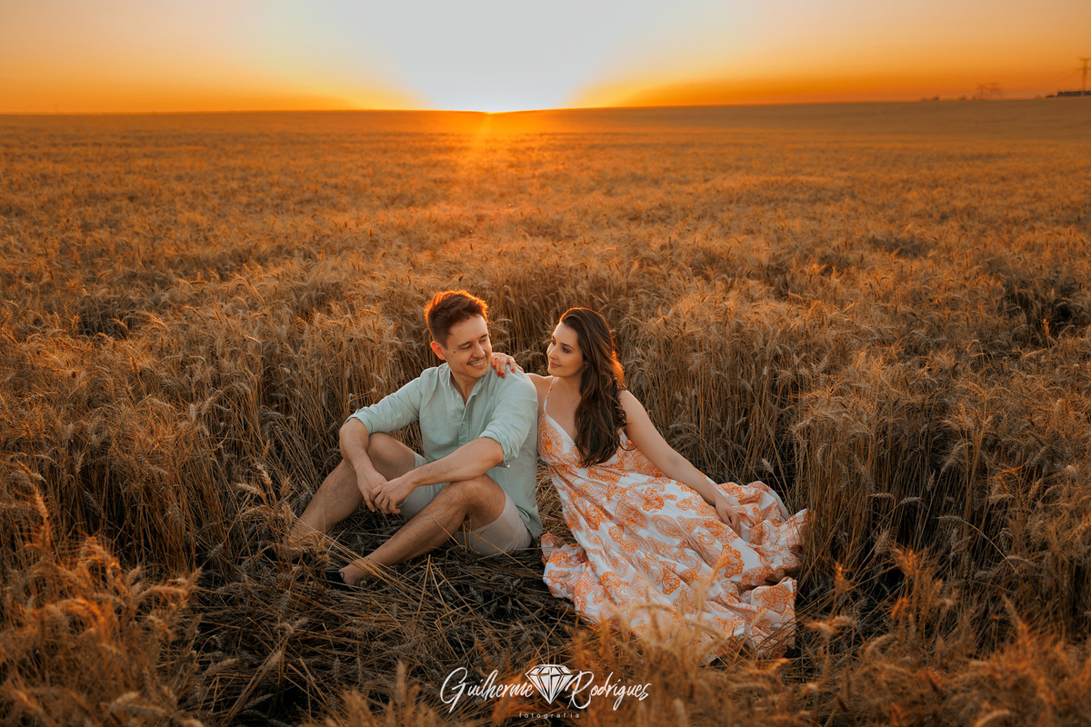 Pré Wedding plantação de trigo, Fotos ensaio casal campo de trigo, fotos casal campo de trigo, Pré Wedding no trigo, Ensaio casal campo de trigo, Fotógrafo Ponta Grossa Paraná, Fotógrafo de casamento, fotografia de casamento,