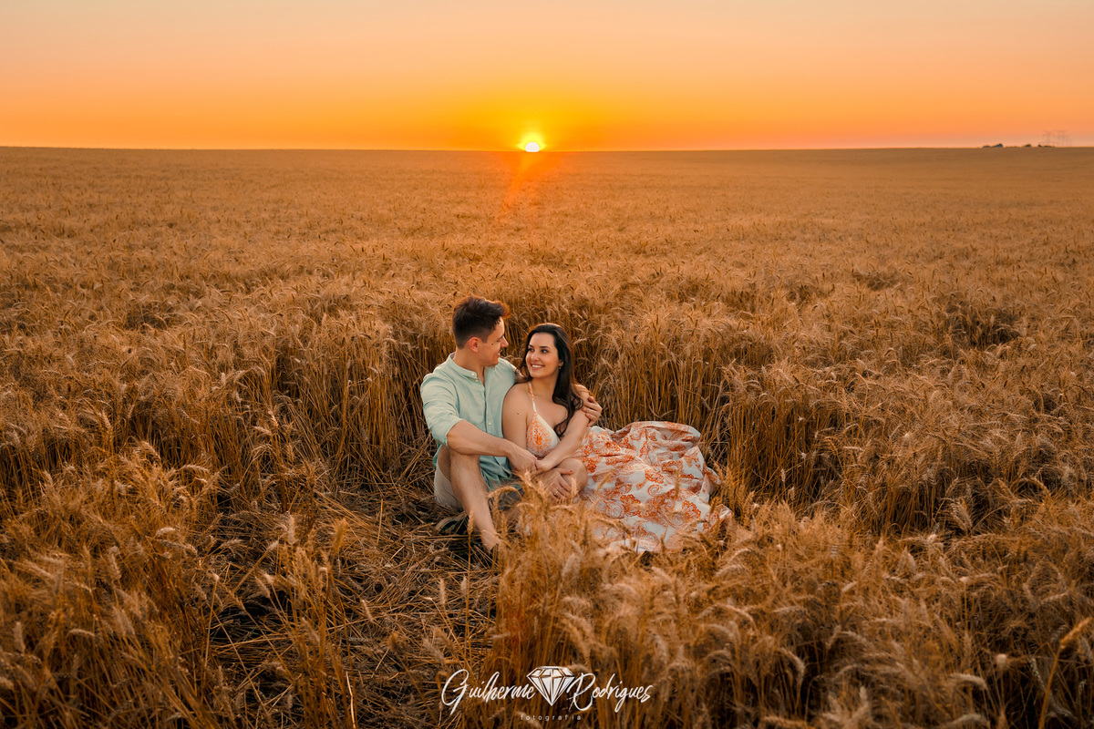 Pré Wedding plantação de trigo, Fotos ensaio casal campo de trigo, fotos casal campo de trigo, Pré Wedding no trigo, Ensaio casal campo de trigo, Fotógrafo Ponta Grossa Paraná, Fotógrafo de casamento, fotografia de casamento,
