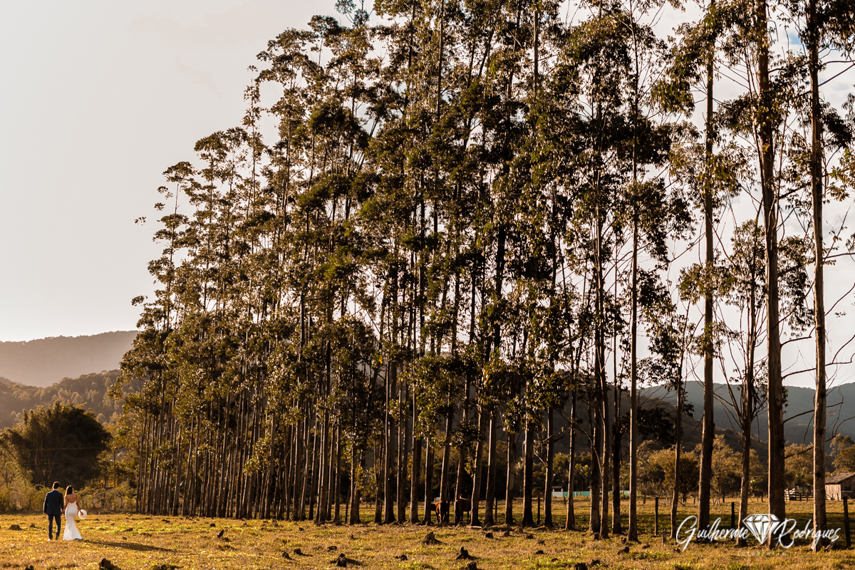 Fot&oacute;grafo de casamento em Balne&aacute;rio Cambori&uacute; Guilherme Rodrigues. Pr&eacute; wedding no s&iacute;tio vestido de noiva noivos