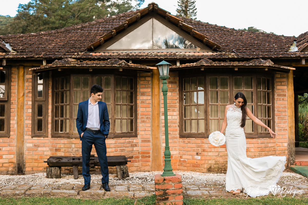 Fot&oacute;grafo de casamento em Balne&aacute;rio Cambori&uacute; Guilherme Rodrigues. Pr&eacute; wedding no s&iacute;tio vestido de noiva noivos