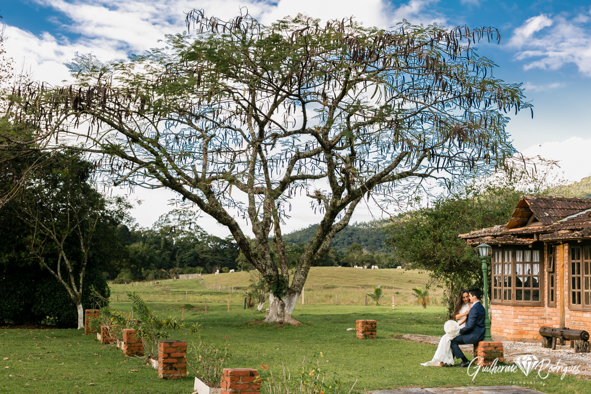 Fot&oacute;grafo de casamento em Balne&aacute;rio Cambori&uacute; Guilherme Rodrigues. Pr&eacute; wedding no s&iacute;tio. Melhor fot&oacute;grafo de casamento Balne&aacute;rio Cambori&uacute;