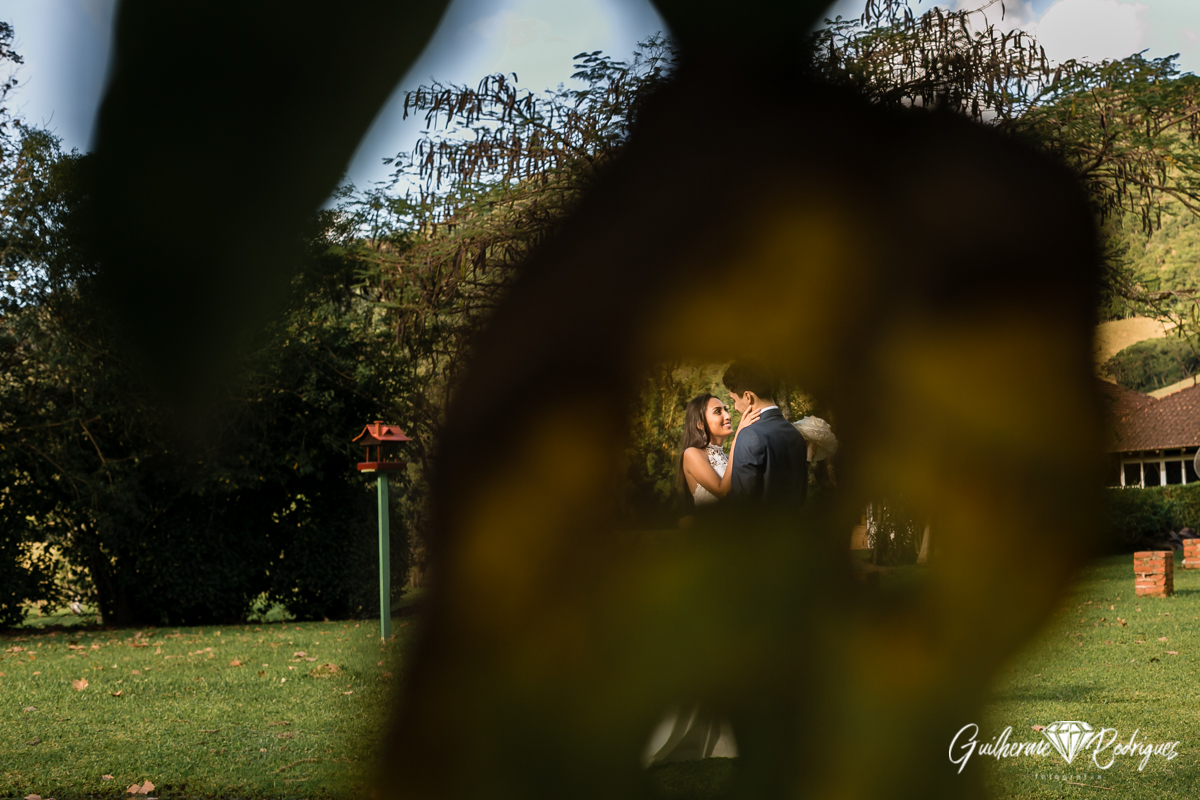 Fot&oacute;grafo de casamento em Balne&aacute;rio Cambori&uacute; Guilherme Rodrigues. Pr&eacute; wedding no s&iacute;tio vestido de noiva noivos