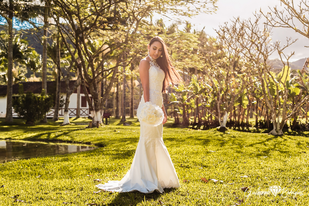 Fot&oacute;grafo de casamento em Balne&aacute;rio Cambori&uacute; Guilherme Rodrigues. Pr&eacute; wedding no s&iacute;tio vestido de noiva noivos