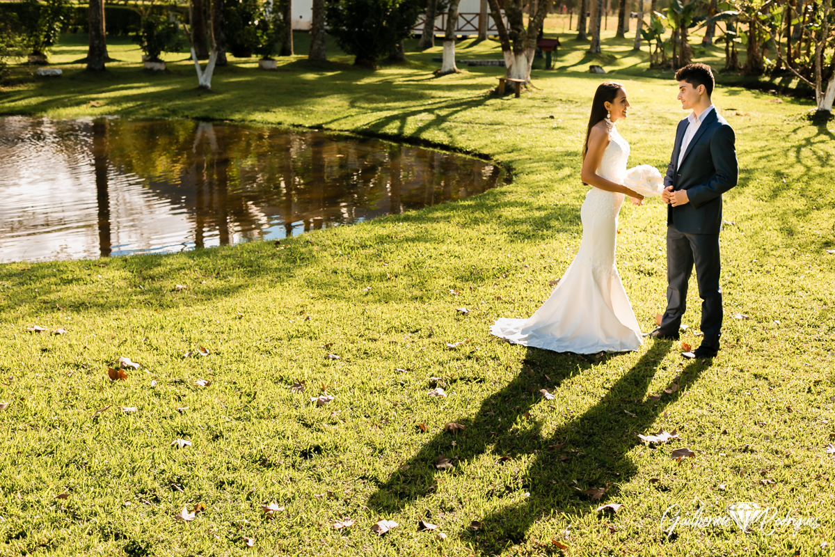 Fot&oacute;grafo de casamento em Balne&aacute;rio Cambori&uacute; Guilherme Rodrigues. Pr&eacute; wedding no s&iacute;tio vestido de noiva noivos
