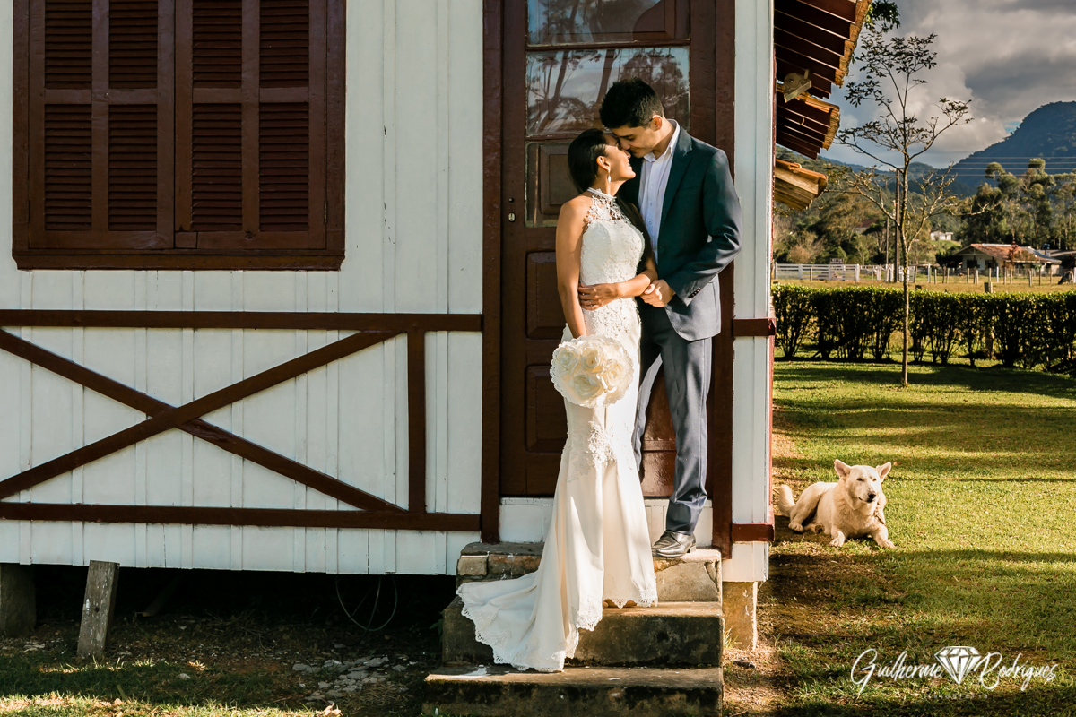 Fot&oacute;grafo de casamento em Balne&aacute;rio Cambori&uacute; Guilherme Rodrigues. Pr&eacute; wedding no s&iacute;tio vestido de noiva noivos