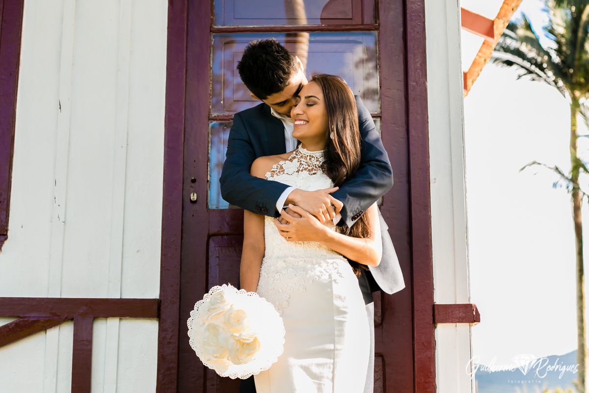 Fot&oacute;grafo de casamento em Balne&aacute;rio Cambori&uacute; Guilherme Rodrigues. Pr&eacute; wedding no s&iacute;tio vestido de noiva noivos