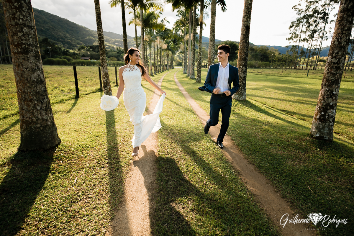 Fot&oacute;grafo de casamento em Balne&aacute;rio Cambori&uacute; Guilherme Rodrigues. Pr&eacute; wedding no s&iacute;tio vestido de noiva noivos
