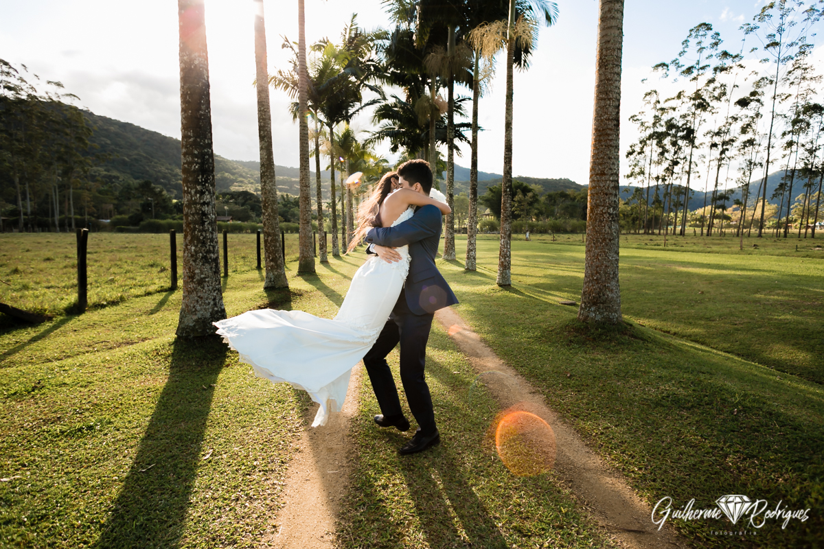 Fot&oacute;grafo de casamento em Balne&aacute;rio Cambori&uacute; Guilherme Rodrigues. Pr&eacute; wedding no s&iacute;tio. Melhor fot&oacute;grafo de casamento Balne&aacute;rio Cambori&uacute;
