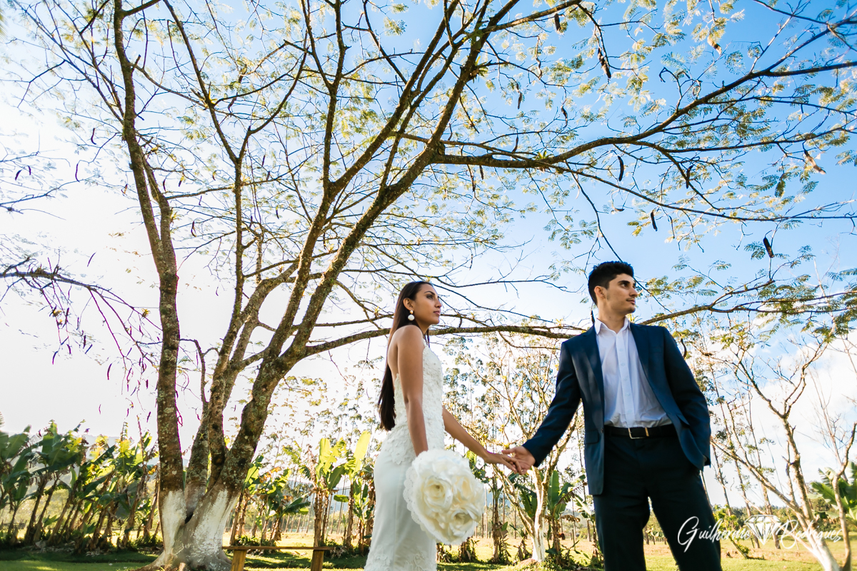 Fot&oacute;grafo de casamento em Balne&aacute;rio Cambori&uacute; Guilherme Rodrigues. Pr&eacute; wedding no s&iacute;tio vestido de noiva noivos