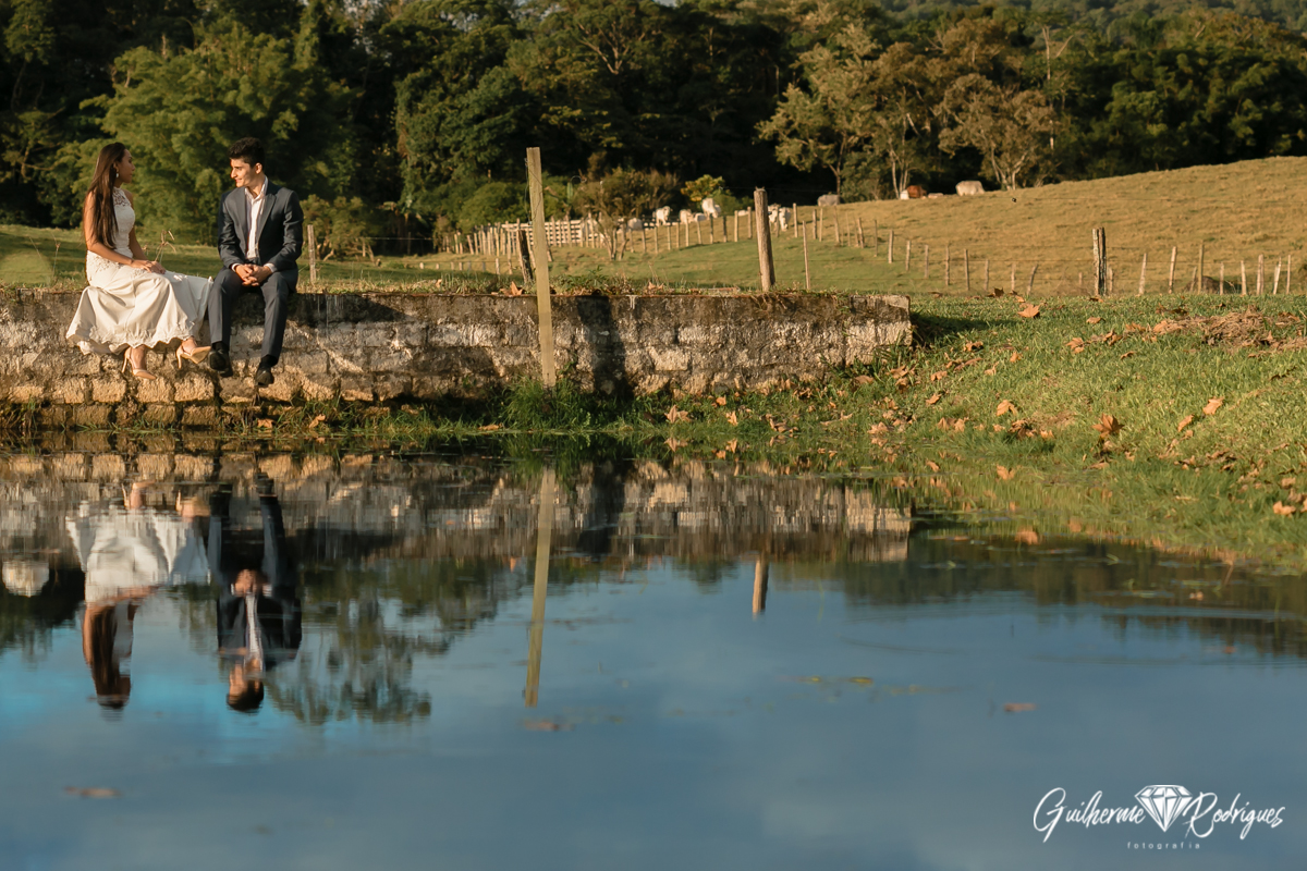 Fot&oacute;grafo de casamento em Balne&aacute;rio Cambori&uacute; Guilherme Rodrigues. Pr&eacute; wedding no s&iacute;tio vestido de noiva noivos