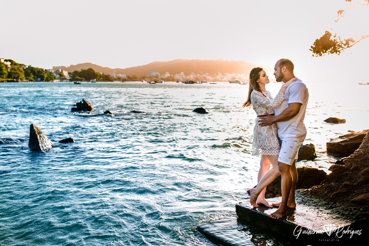 Foto de pré casamento na praia de Bombinhas, Fotógrafo em Bombinhas, Foto casal Bombinhas, Fotógrafo em Bombinhas Itapema Porto Belo Guilherme Rodrigues. Sessão foto casal