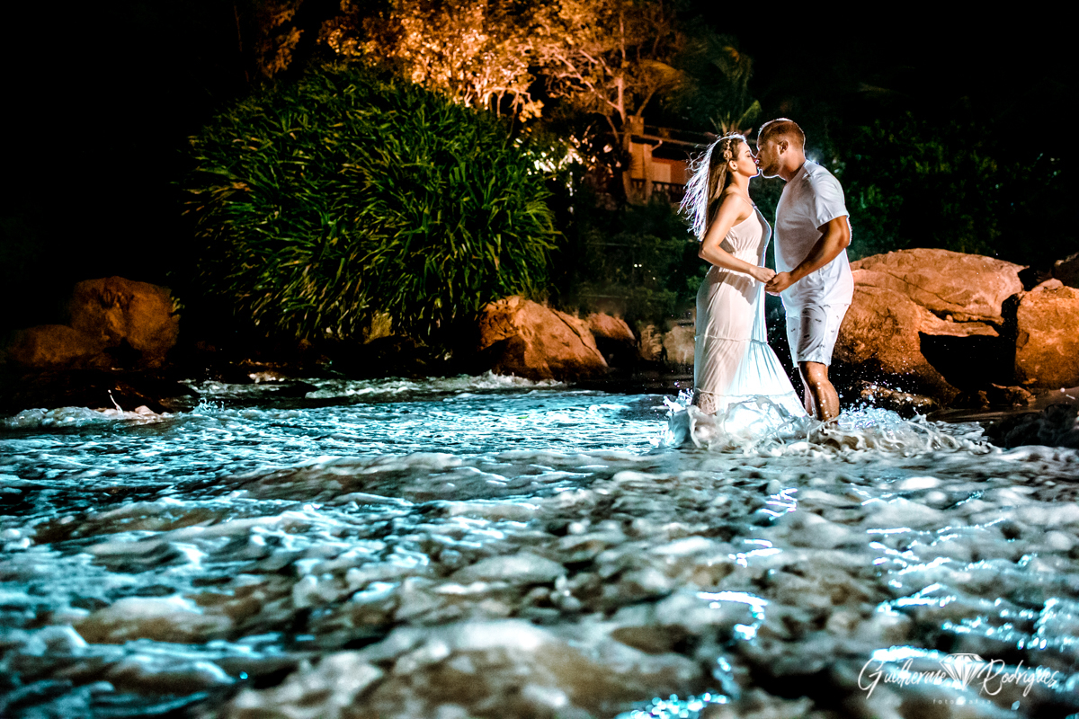 Foto de pré casamento na praia de Bombinhas, Fotógrafo em Bombinhas, Foto casal Bombinhas, Fotógrafo em Bombinhas Itapema Porto Belo Guilherme Rodrigues. Sessão foto casal