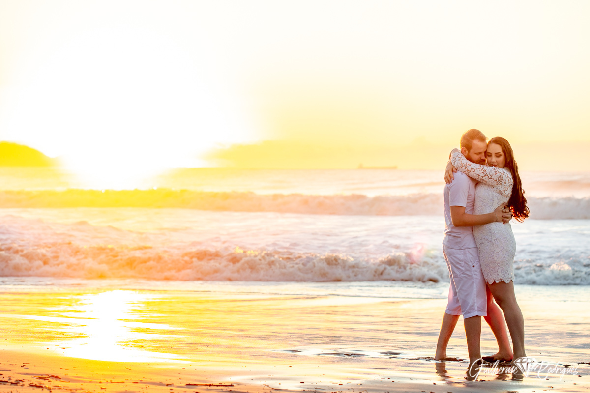 Pré wedding em São Francisco do Sul, Ensaio casal nascer do sol, ensaio casal na praia, Fotógrafo São Francisco do Sul, Fotógrafo de casamento São Francisco do Sul, Ensaio pré wedding, fotos casal, foto pré casamento, Fotógrafo Guilherme Rodrigues