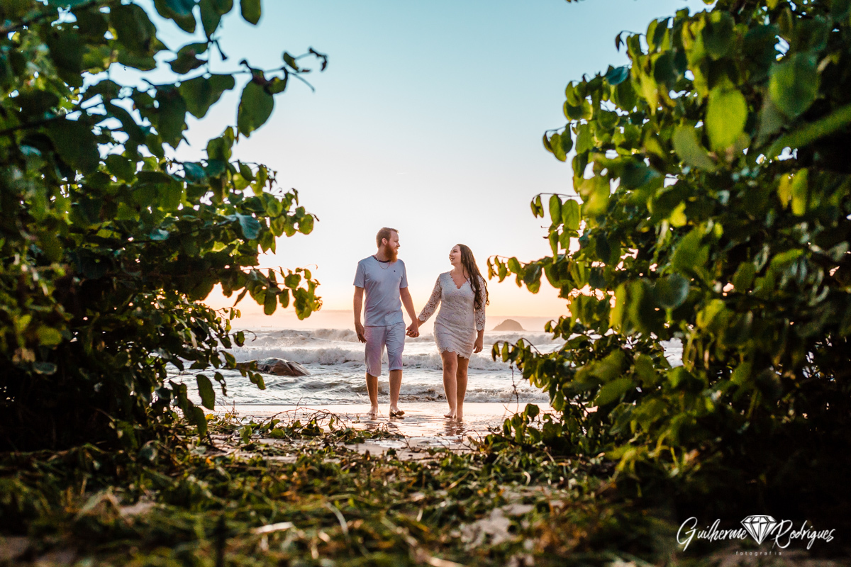 Pré wedding em São Francisco do Sul, Ensaio casal nascer do sol, ensaio casal na praia, Fotógrafo São Francisco do Sul, Fotógrafo de casamento São Francisco do Sul, Ensaio pré wedding, fotos casal, foto pré casamento, Fotógrafo Guilherme Rodrigues