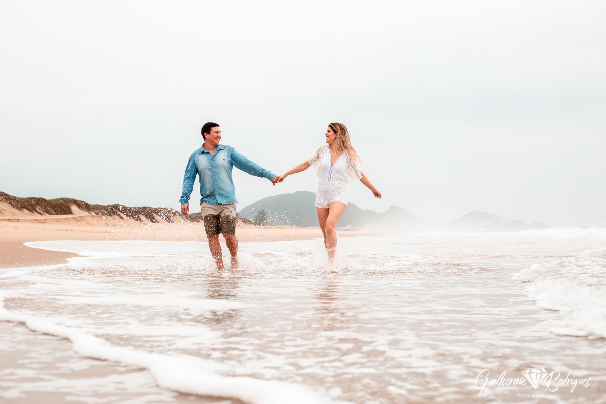 Ensaio fotográfico de casal em São Francisco do Sul, Fotos pré wedding em São Francisco do Sul, pré casamento na praia, Fotógrafo São Francisco do Sul Guilherme Rodrigues, fotógrafo de casamento,  Destination Wedding São Francisco do Sul