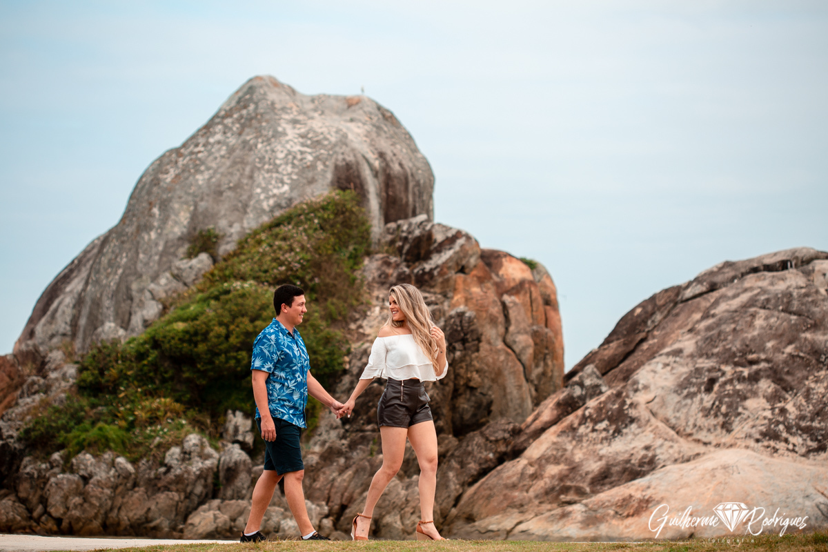 Ensaio fotográfico de casal em São Francisco do Sul, Fotos pré wedding em São Francisco do Sul, pré casamento na praia, Fotógrafo São Francisco do Sul Guilherme Rodrigues, fotógrafo de casamento,  Destination Wedding São Francisco do Sul