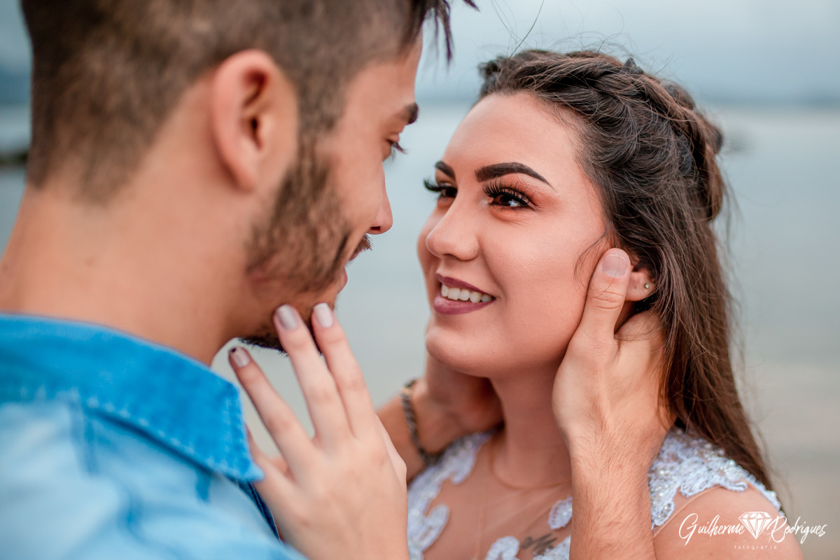 
Fotógrafo São Francisco do Sul Guilherme Rodrigues, Fotos ensaio fotográfico pré casamento em São Francisco do Sul, ideias pré wedding, pré wedding na praia, vestido de noiva Dayany Armstrong Atelier, Noiva, ensaio casal, casar na praia, Destination Wedd