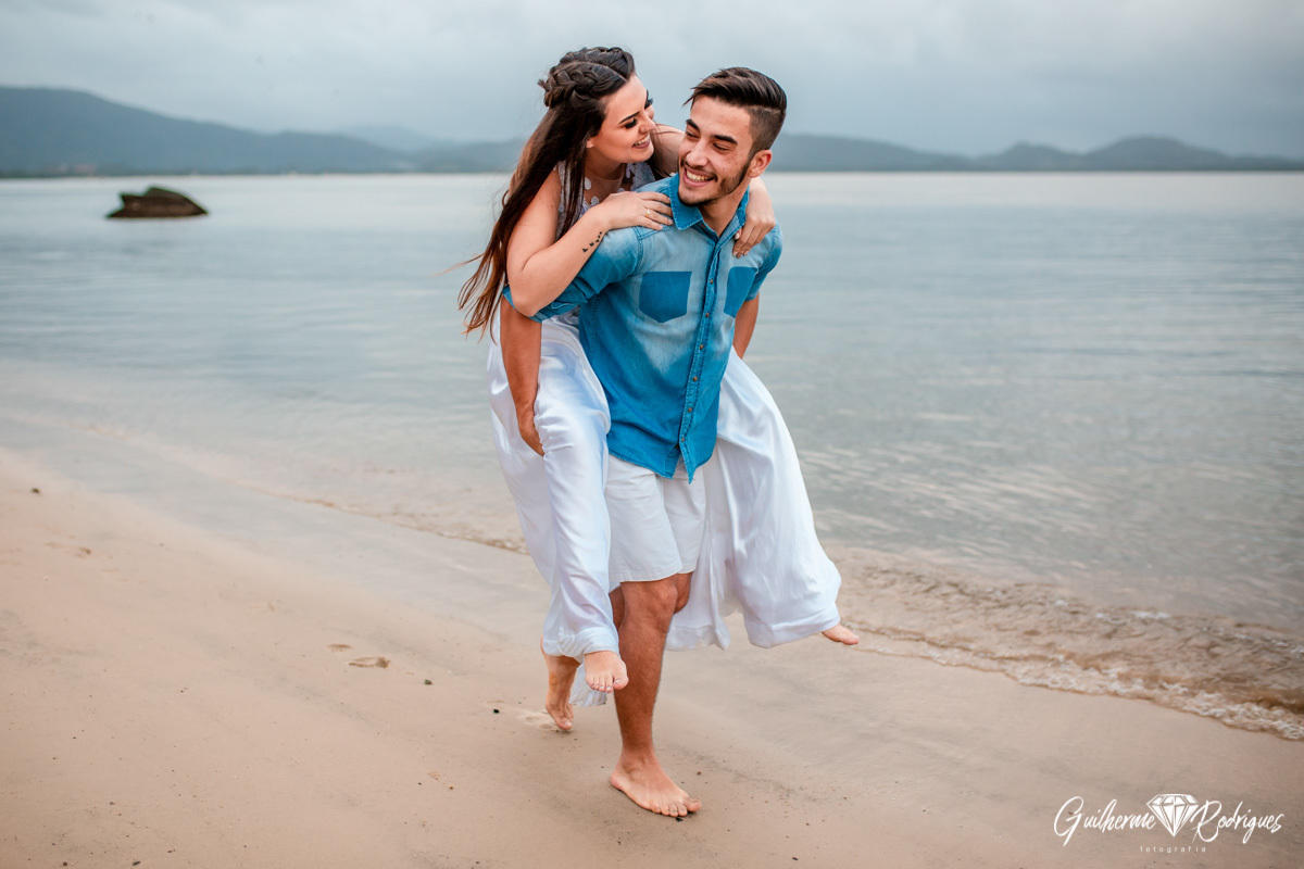 
Fotógrafo São Francisco do Sul Guilherme Rodrigues, Fotos ensaio fotográfico pré casamento em São Francisco do Sul, ideias pré wedding, pré wedding na praia, vestido de noiva Dayany Armstrong Atelier, Noiva, ensaio casal, casar na praia, Destination Wedd